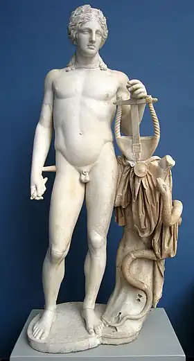 Statue romaine en marbre d'Apollon. Le dieu est représenté avec ses attributs, la lyre et le serpent sacré Python. Vers 150 apr. J.-C.