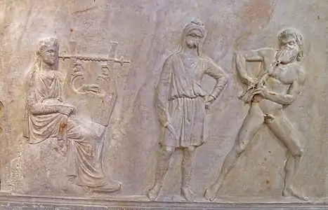 Le concours entre Apollon et Marsyas. Base de Mantinée, œuvre de l'atelier de Praxitèle, IVe&nbsp;siècle&nbsp;av. J.-C., musée national archéologique d'Athènes.