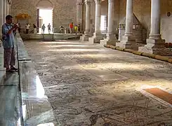 Intérier avec le sol en mosaïques.