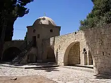 photographie couleurs : un bâtiment à dôme en pierres blanches