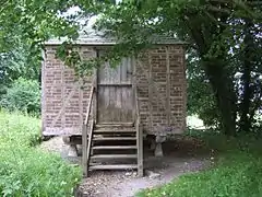 Grenier sur poteaux d'Arlington Court dans le Devon