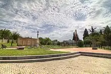 Photo d'un mémorial avec une cathédrale dans le fond.