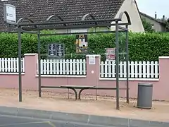 Arrêt de bus Normandie avec abri dégradé