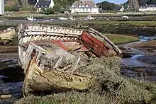 Le fond de l'arrière-port du Guilvinec-Léchiagat : épave de bateau de pêche 1.