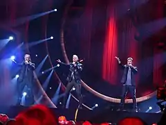 Arvingarna interprétant I Do