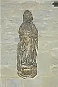Photographie d’une statue de saint Mathieu l’Évangéliste, en bois sculpté polychrome du XVIIe&nbsp;siècle.