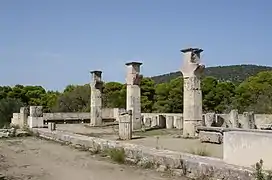 Vestiges et banquettes du portique d'incubation.