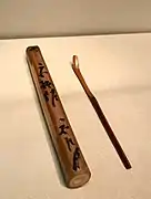 Cuiller à thé (chashaku) et son étui (tomo-zutsu) en bambou, première moitié du XVIIe&nbsp;siècle. Musée d'Art asiatique de San Francisco.
