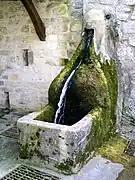 Le lavoir rue des Auges est accompagné d'une fontaine.