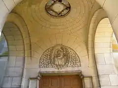 Détail, à l'entrée de l'église.