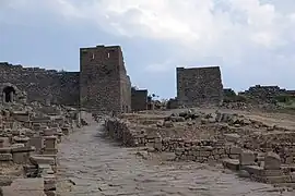 Rempart hellénistique de la ville basse et nécropole amont.