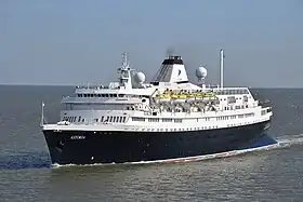 Photographie en couleurs du navire de croisière Astoria, ex-Azores, naviguant dans l’estuaire de la Tamise en mars 2017 pour le compte de la compagnie Cruise & Maritime Voyages.