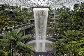 Le « vortex de pluie » (The Rain Vortex), dans le Jewel Changi Airport, un centre de divertissement au cœur de l'aéroport, en août 2023.