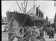 L'Athenic, vu de face, dominant le quai