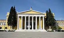 Photographie en couleurs, représentant un monument grec.