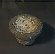 Vaisselle en pierre du site d'Atlit Yam, VIIe&nbsp;millénaire&nbsp;av. J.-C. Musée de la Préhistoire Moshe Stekelis, Haifa.