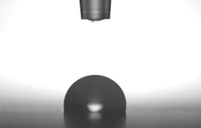 Mesure de l'angle de contact de la goutte.