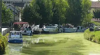 Halte fluviale d'Attigny du canal des Ardennes.