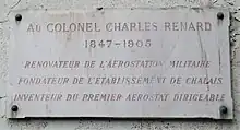 Plaque à Charles Renard sur son lieu d'habitation.