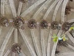 Clés de voûte polychrome du chœur de l'église Saint-Pierre-et-Saint-Paul.