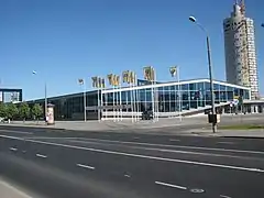 La tour de l'escargot à droite du Centre Aura.