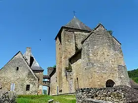 Le chevet de l'église Saint-Étienne et, à gauche, le presbytère.