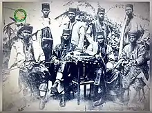 Voici le Mouvement des jeunes sénégalais intitulé "Aurore de Saint-Louis". C'est le premier groupe de revendications politique né en Afrique sous domination française. Au 1er rang assis. Abdoulaye Boye - Alioune Marius Ndoye - Baka Diop - Youssoupha Camara. Au 2e&nbsp;rang. Badara Ndiaye Mame Penda - Alpha Ndiaye - Pape Mar Diop - Lamine Coura Guèye.