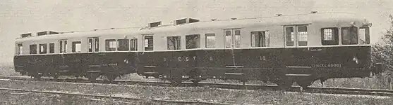 Photographie en noir et blanc des deux autorails accouplés, vus de trois quart avant.