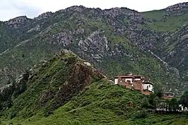 Autour du monastère.