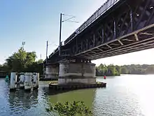 Le pont de Chaponval à Auvers-sur-Oise est un des rares ouvrages d'art de la ligne.
