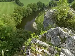 L'Ourthe aux pieds des rochers de Petit Bomal, la surplombant de plus de 30&nbsp;mètres.