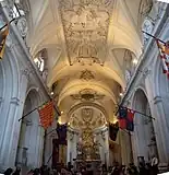 Intérieur, avec les drapeaux de l'ordre souverain de Malte