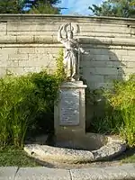 La statue du Millénaire Capétien, sur la montée vers le Rocher des Doms.
