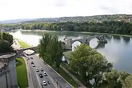 Le « pont d'Avignon » célébré par la chanson, le pont Saint-Bénezet.