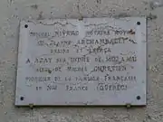 Vue d'une plaque commémorative rappelant l'origine azéenne d'un colon du Québec.
