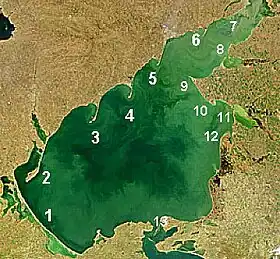 Image satellite de la mer d'Azov numérotant les treize principaux cordons littoraux.