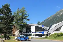 Entrée du bâtiment universitaire de l'École nationale de ski et d'alpinisme (ENSA) de Chamonix-Mont-Blanc.