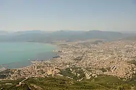 Vue sur une ville portuaire.