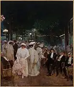 Groupe d'hommes et de femmes rassemblés sur une place la nuit, une guirlande lumineuse éclairant le ciel.