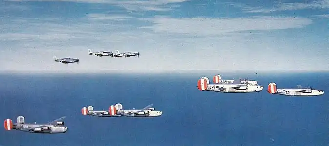 Bombardiers B-24H Liberator consolidés de l'US Army Air Force du 458th Bombardment Group (Heavy), basés à RAF Horsham St Faith, en Angleterre, au-dessus de la mer du Nord avec une escorte rapprochée de Mustangs P-51B/D nord-américains du 352nd Fighter Group. en 1944/45. Les B-24 visibles appartenaient au 753e Escadron de bombardement (lourd) et au 754e Escadron de bombardement (lourd).