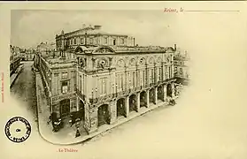 Longeant l'opéra.