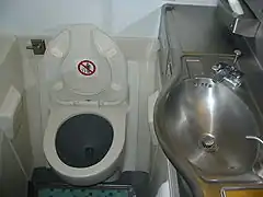 Toilette d'un Boeing 747.