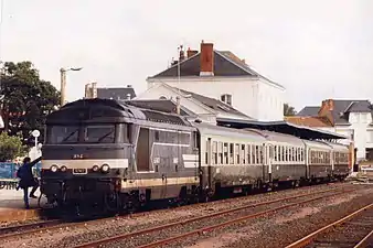 Voitures USI et UIC en gare des Sables-d'Olonne, tractées par la BB&nbsp;67417.