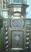 Détail du retable avec le blason.