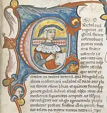 Gros plan sur un bloc de texte dont l'initiale du premier mot « Ego » contient une figure de docteur sur fond doré et est entourée de motifs végétaux entrelacés bleus, rouges et or.