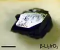 Un cristal de β-Li2IrO3 (échelle de 0,2&nbsp;mm).