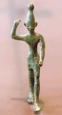 Statuette en bronze de Baal brandissant le foudre, XIVe&nbsp;siècle-XIIe&nbsp;siècle&nbsp;av. J.-C., trouvée à Ras Shamra, musée du Louvre.