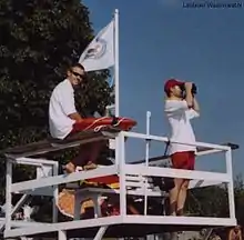 Deux sauveteurs allemands sur une guérite