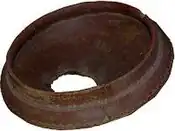 Vase, Xe&nbsp;siècle, découvert par C.Allibert sur le site de Bagamoyo (Petite Terre), il servait de « couvercle » à un petit four à chaux de technologie austronésienne.