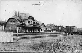 La gare et la ligne militaire à voie étroite.
